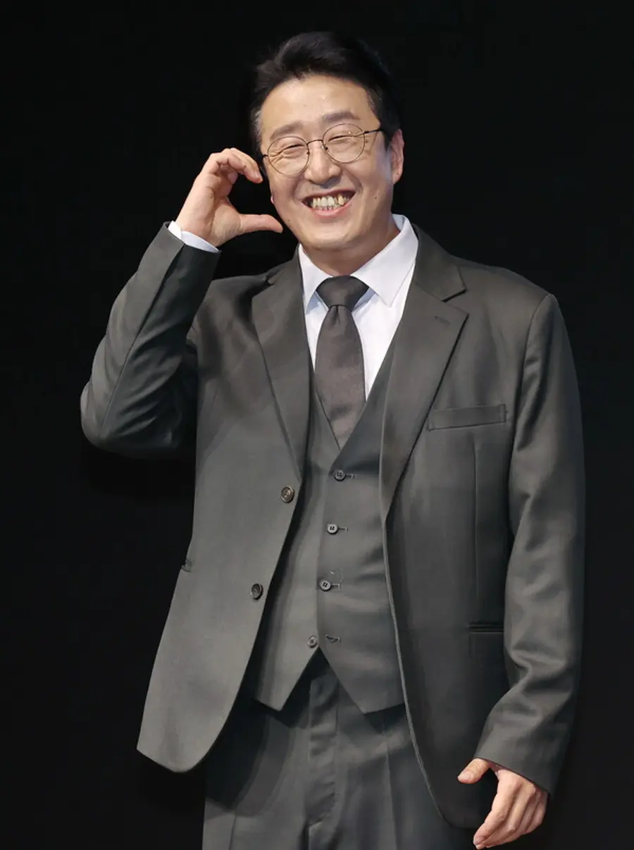 (서울=연합뉴스) 이재희 기자 = 배우 현봉식이 14일 서울 종로구 JW메리어트동대문스퀘어호텔에서 열린 디즈니플러스 드라마 〈나인퍼즐〉 제작발표회에서 포즈를 취하고 있다.
