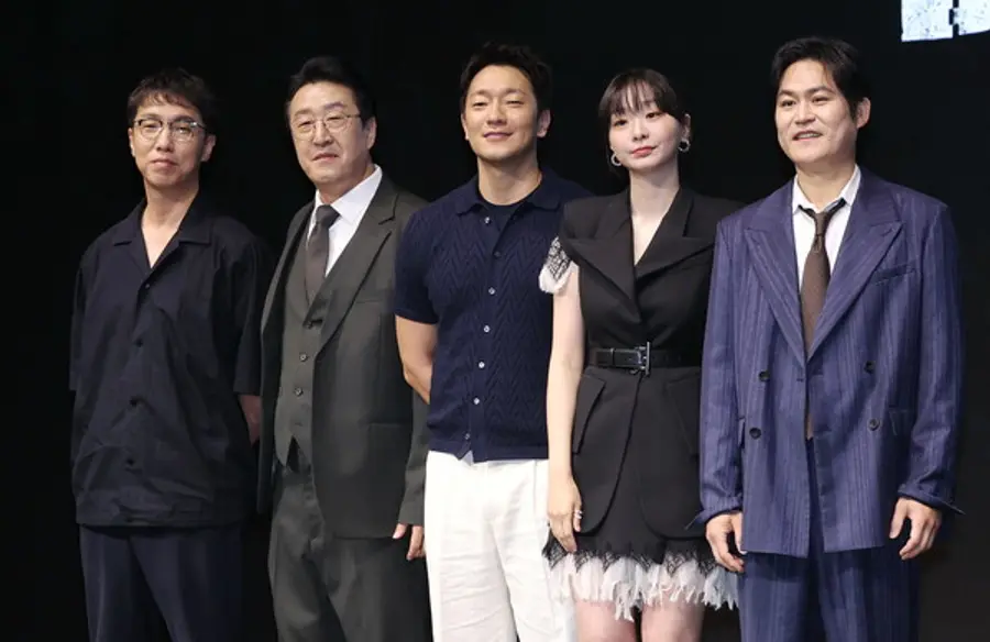 (서울=연합뉴스) 이재희 기자 = 14일 서울 종로구 JW메리어트동대문스퀘어호텔에서 열린 디즈니플러스 드라마 〈나인퍼즐〉 제작발표회에서 윤종빈 감독(왼쪽부터), 배우 현봉식, 손석구, 김다미, 김성균이 포즈를 취하고 있다.
