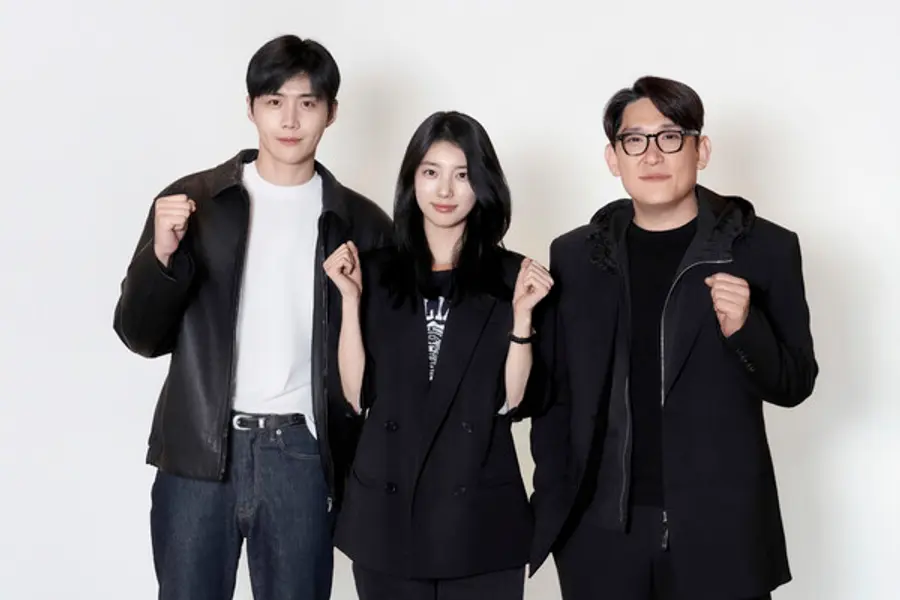 디즈니+ 내년 공개 시리즈 〈현혹〉의 김선호(좌측부터), 수지, 한재림 감독 [디즈니+ 제공]
