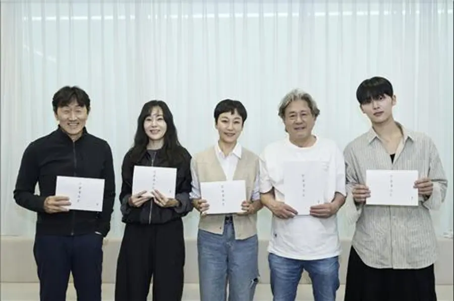 좌측부터 배우 허준호·김윤진·진경·최민식·최현욱 [넷플릭스 제공]