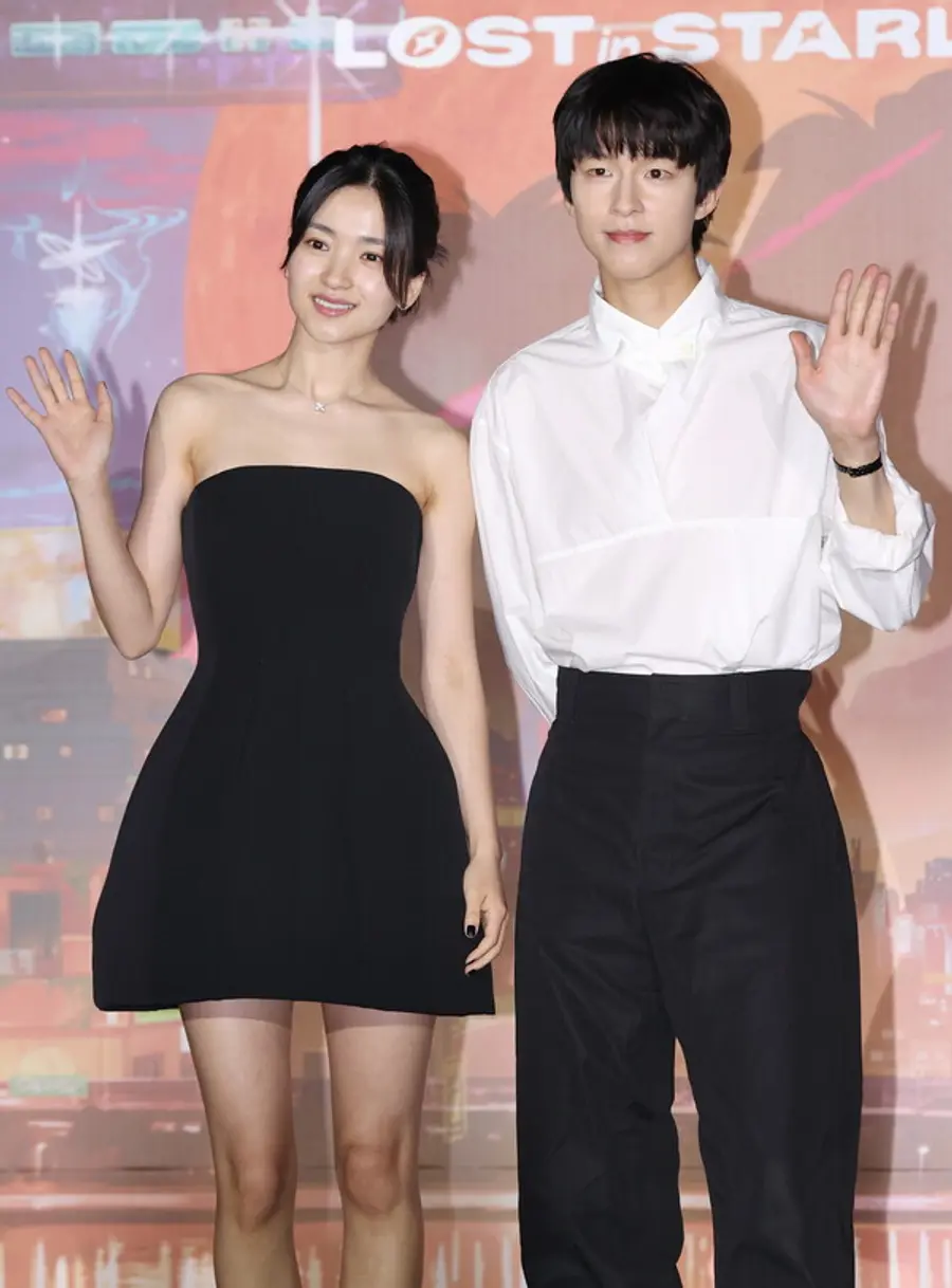 (서울=연합뉴스) 이재희 기자 = 배우 김태리(왼쪽)와 홍경이 27일 서울 광진구 롯데시네마 건대입구점에서 열린 넷플릭스 애니메이션 〈이 별에 필요한〉 시사 간담회에서 포즈를 취하고 있다.