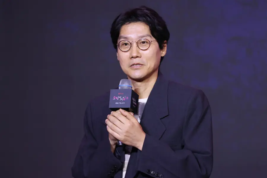 '오징어 게임' 시즌3 연출한 황동혁 감독(서울=연합뉴스) 진연수 기자 = 황동혁 감독이 9일 서울 용산구 드래곤시티 호텔에서 열린 넷플릭스 글로벌 흥행작 〈오징어 게임〉 시즌3 제작발표회에서 인사말을 하고 있다.