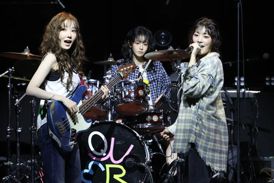 QWER 컴백 쇼케이스(서울=연합뉴스) 강민지 기자 = 그룹 QWER(큐더블유이알)이 9일 서울 서대문구 예스24 원더로크홀에서 열린 미니 3집 '난 네 편이야, 온 세상이 불협일지라도' 발매 기념 쇼케이스에서 포즈를 취하고 있다.