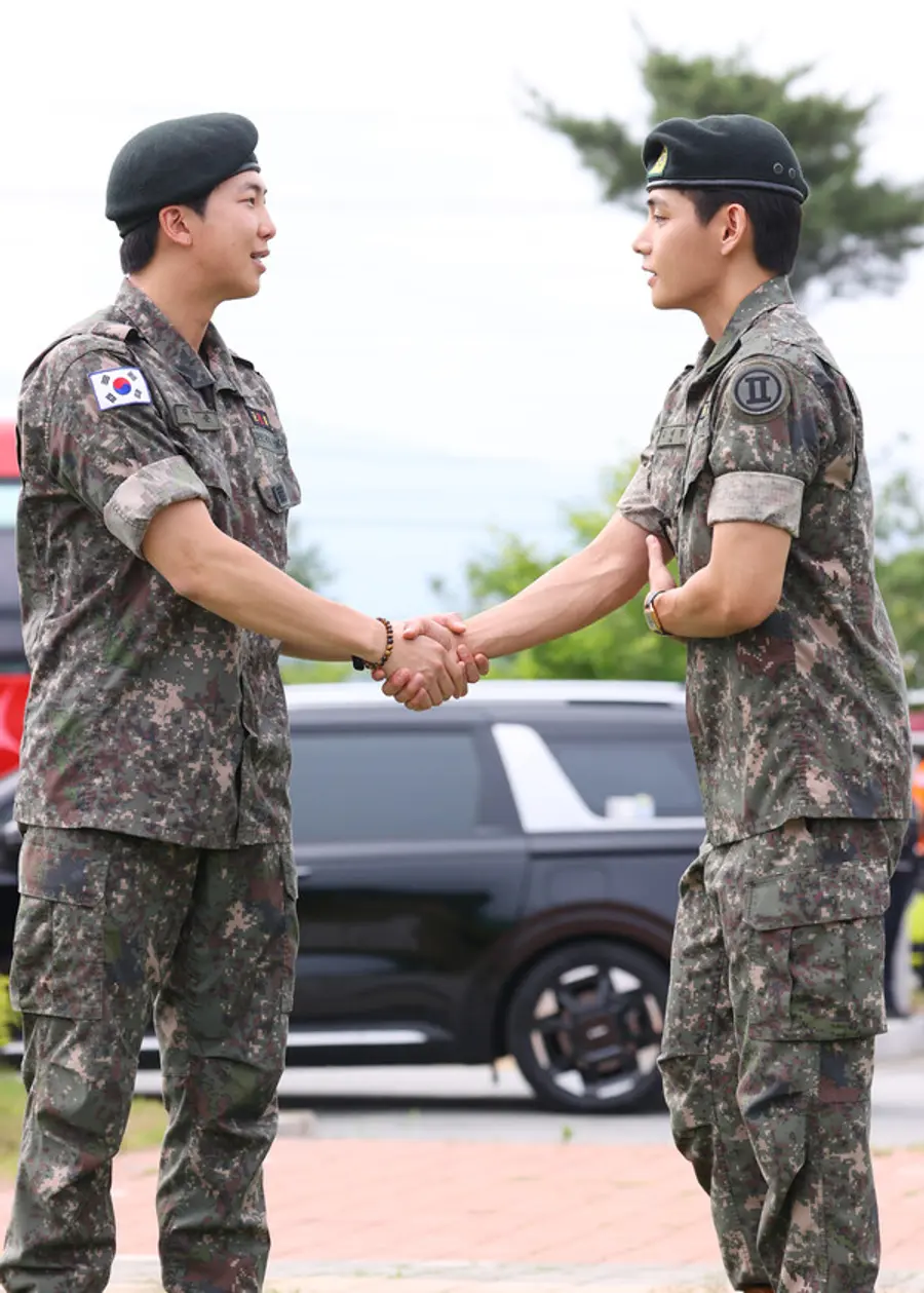 (춘천=연합뉴스) 진연수 기자 = 육군 현역 복무를 마치고 만기 전역한 그룹 방탄소년단(BTS) RM과 뷔가 10일 강원 춘천시 신북읍체육공원에서 악수하고 있다.