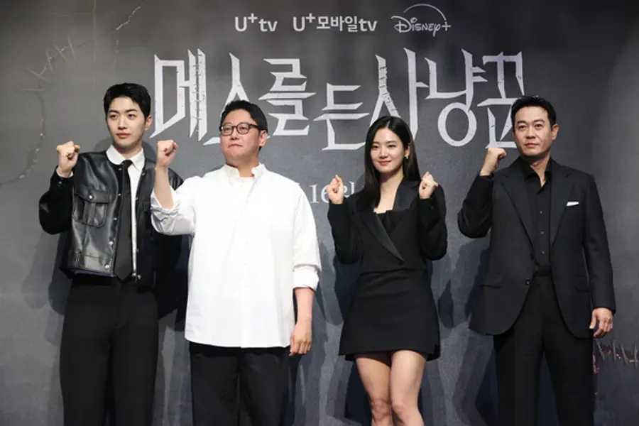 (서울=연합뉴스) 강민지 기자 = 12일 서울 구로구 라마다서울신도림호텔에서 열린 STUDIO X+U 미드폼 드라마 '메스를 든 사냥꾼' 제작발표회에서 PD와 배우들이 포즈를 취하고 있다. 왼쪽부터 강훈, 이정훈PD, 박주현, 박용우.