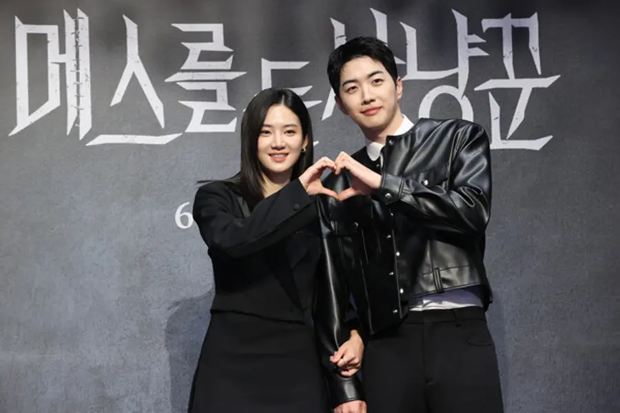 (서울=연합뉴스) 강민지 기자 = 배우 박주현(왼쪽), 강훈이 12일 서울 구로구 라마다서울신도림호텔에서 열린 STUDIO X+U 미드폼 드라마 '메스를 든 사냥꾼' 제작발표회에서 포즈를 취하고 있다.
