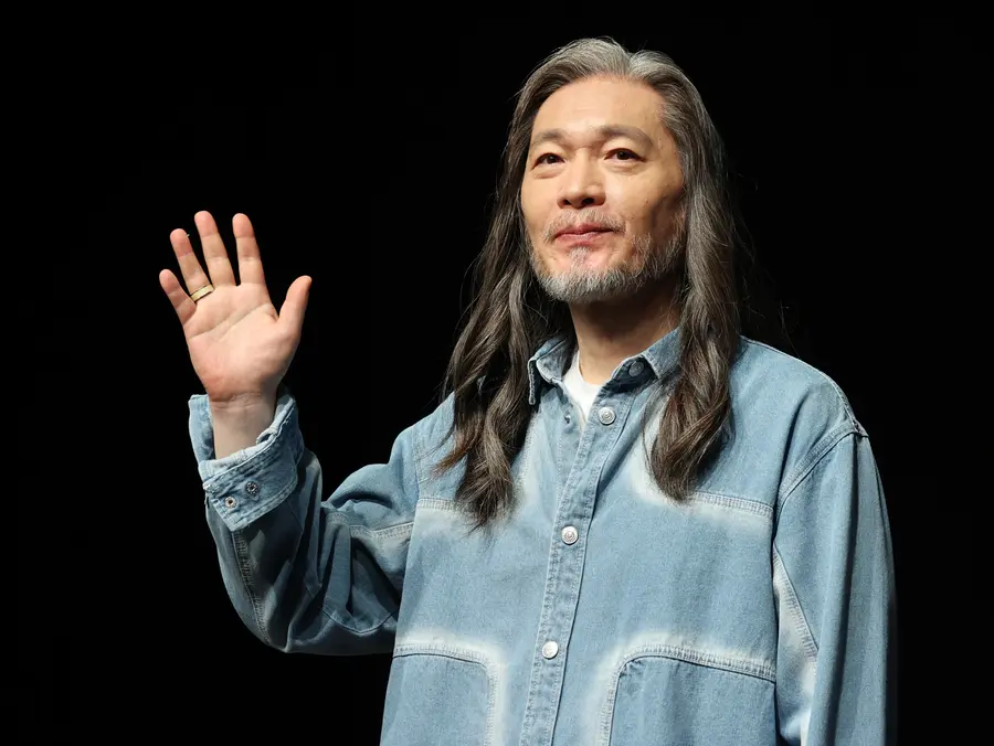 포즈 취하는 임재범 (서울=연합뉴스) 이재희 기자 = 가수 임재범이 17일 서울 강남구 일지아트홀에서 열린 데뷔 40주년 기념 전국 투어 및 8집 선공개 기자간담회에서 포즈를 취하고 있다.