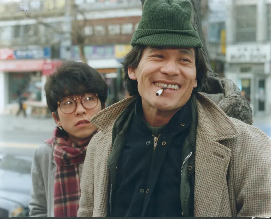 1984년 개봉한 영화 〈고래사냥〉에서 거지 '민우'를 연기한 안성기(오른쪽) [영상자료원 제공]