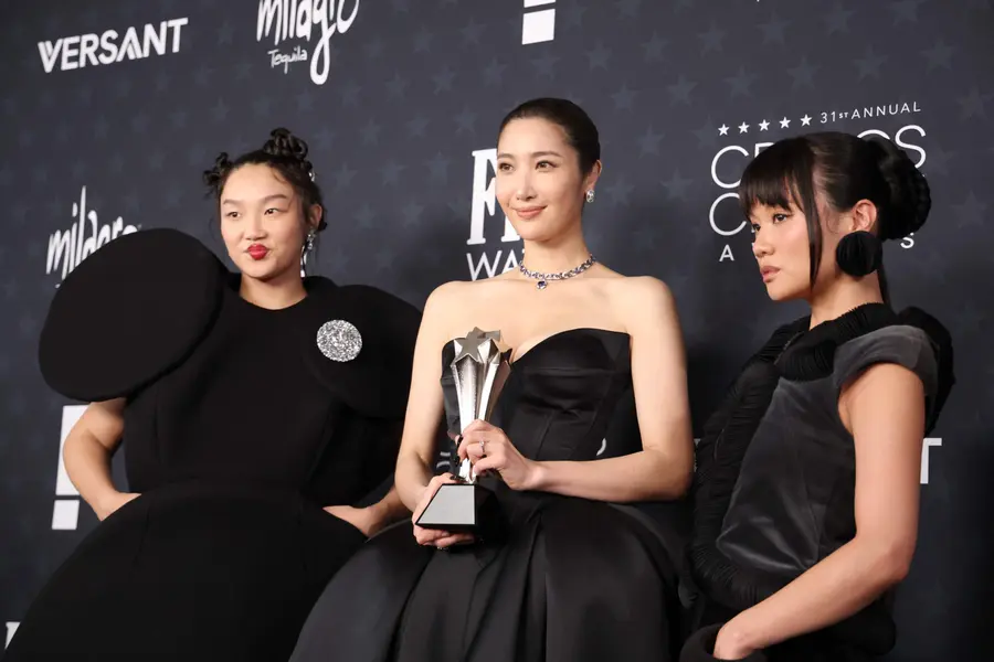 4일(현지시간) 크리틱스초이스 어워즈에서 주제가상 받은 작곡가 겸 가수 이재(EJAE, 가운데)와 오드리 누나(왼쪽), 레이 아미 [AFP=연합뉴스]
