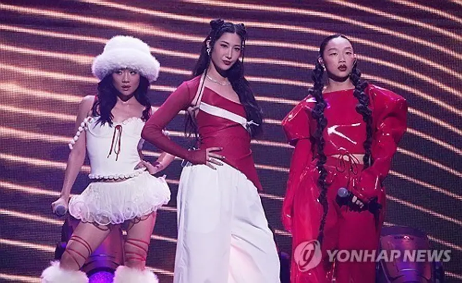 '케이팝 데몬 헌터스' 주인공 헌트릭스 노래 부른 가수들. 왼쪽부터 레이 아미, 이재, 오드리 누나 [연합뉴스]