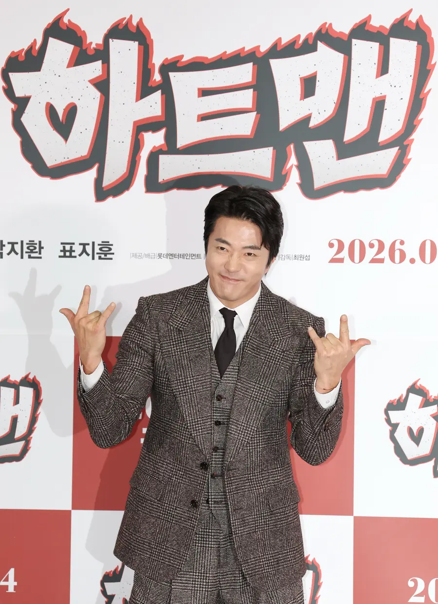 배우 권상우가 취재진 앞에서 익살스런 포즈로 답하고 있다.
