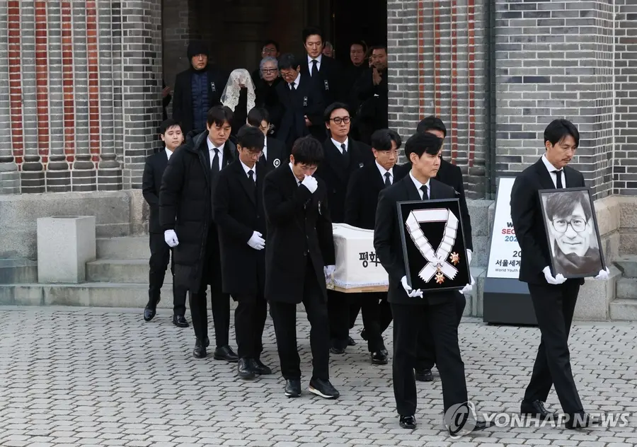 국민배우 고 안성기 운구 행렬