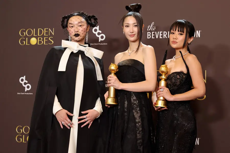 11日榮獲金球獎主題曲獎的李在（EJAE，中）與奧德莉·努娜（AUDREY NUNA，左）、雷·阿米 [法新社=聯合新聞]