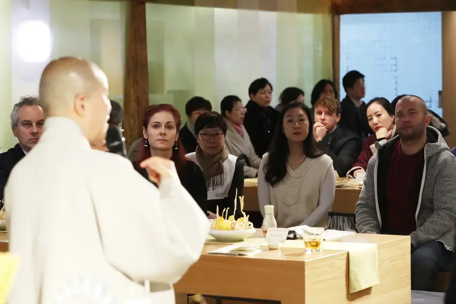 내외국인 대상으로 강연하는 선재스님 [연합뉴스 자료사진]
