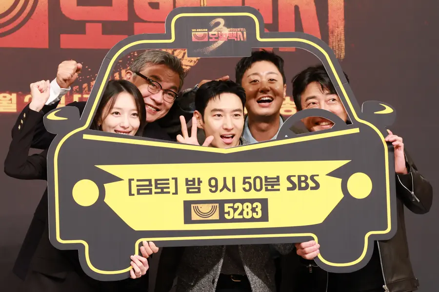 〈Taxi Driver〉 'The Third Season Begins' (Seoul=Yonhap News) Reporter Ryu Hyo-rim = Actors Pyo Ye-jin (from left), Kim Eui-sung, Lee Je-hoon, Bae Yu-ram, and Jang Hyuk-jin pose at the production presentation of the Friday-Saturday drama 〈Taxi Driver 3〉 held at the SBS building in Mok-dong, Yangcheon-gu, Seoul on the 18th.