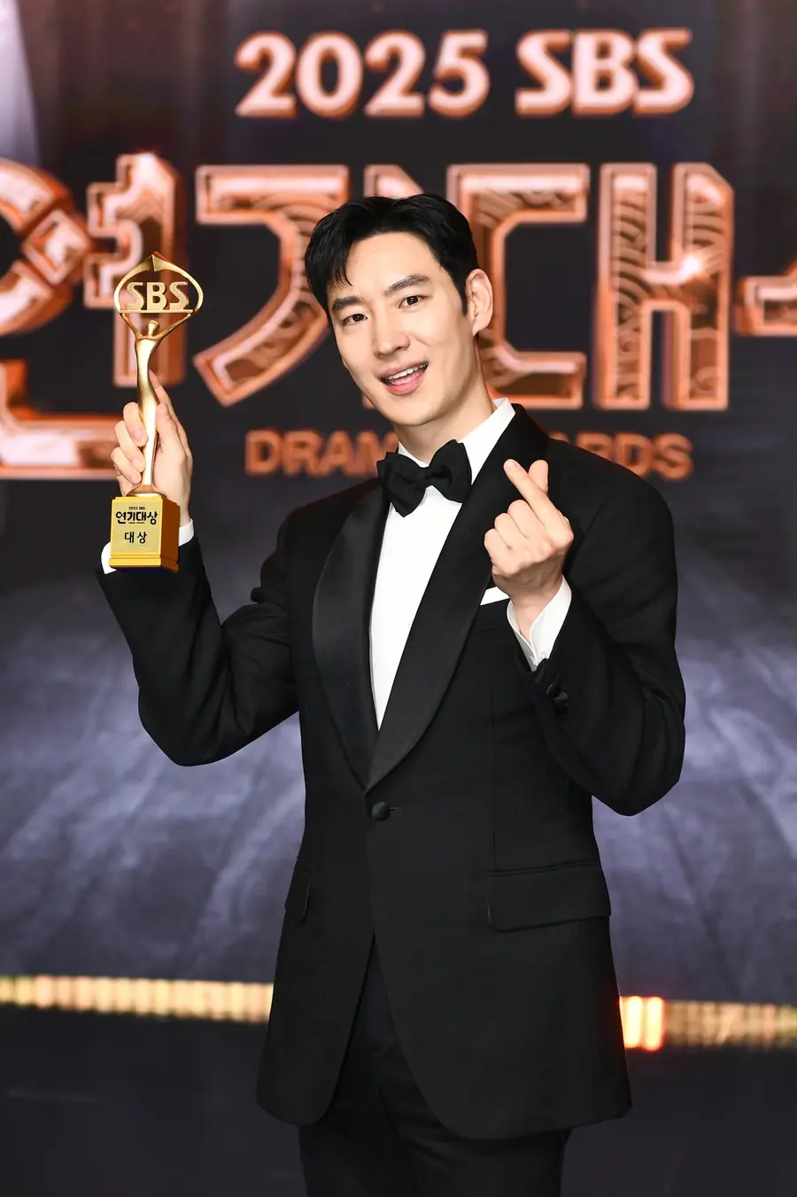 Lee Je-hoon, SBS Acting Award Winner (Seoul=Yonhap News) Actor Lee Je-hoon won his second SBS Acting Award in two years for the drama 〈Taxi Driver〉. Lee Je-hoon received the grand prize at the '2025 SBS Acting Awards' ceremony held at the SBS Prism Tower in Sangam, Mapo-gu, Seoul, from the evening of December 31 to the early morning of January 1. The photo shows Lee Je-hoon posing with the trophy. 2026.1.1 [Provided by SBS]