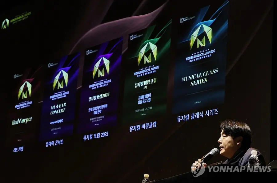 Lee Jong-kyu, the organizing committee chairman, speaking at the press conference