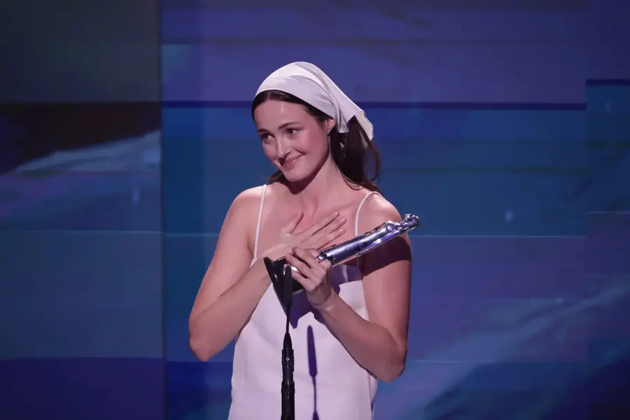 제38회 유럽영화상 수상 사진. 여자연기상(레나테 레인스베)