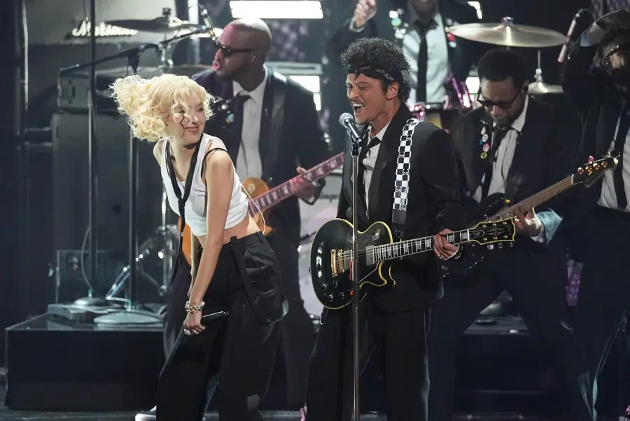 Rosé (from left) and Bruno Mars performing at the Grammy opening [AP=Yonhap News]