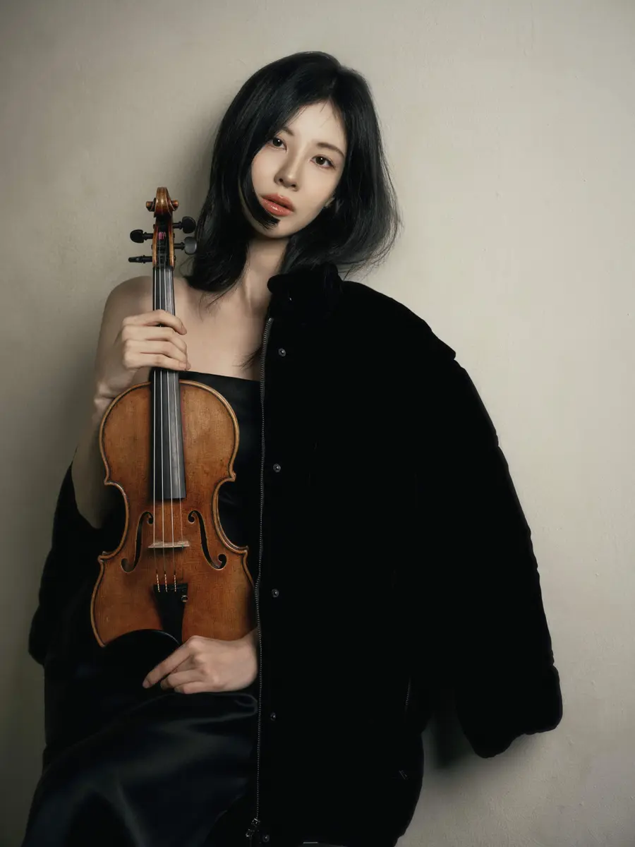 바이올린 연주 도전하는 가수 서현 [꿈이엔티 제공]