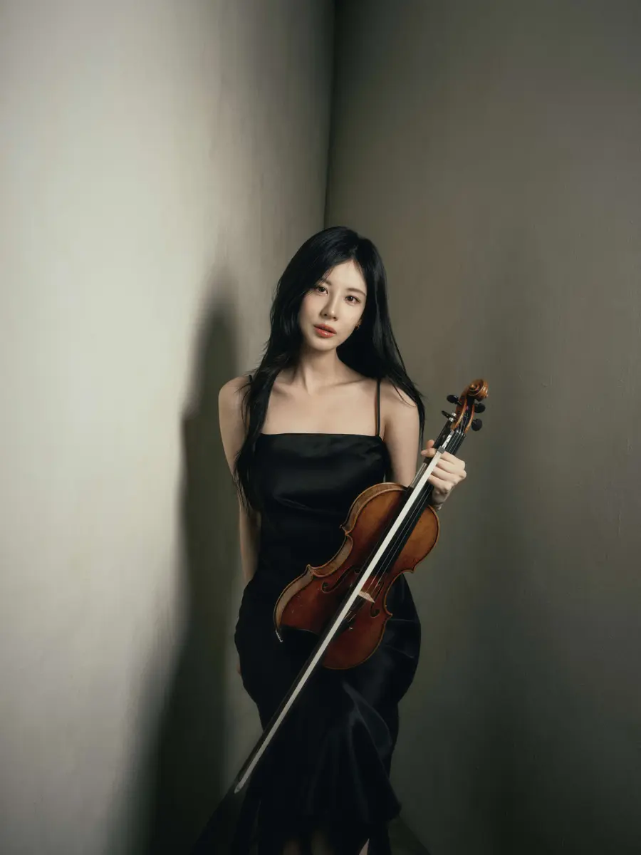 바이올린 연주 도전하는 가수 서현 [꿈이엔티 제공]