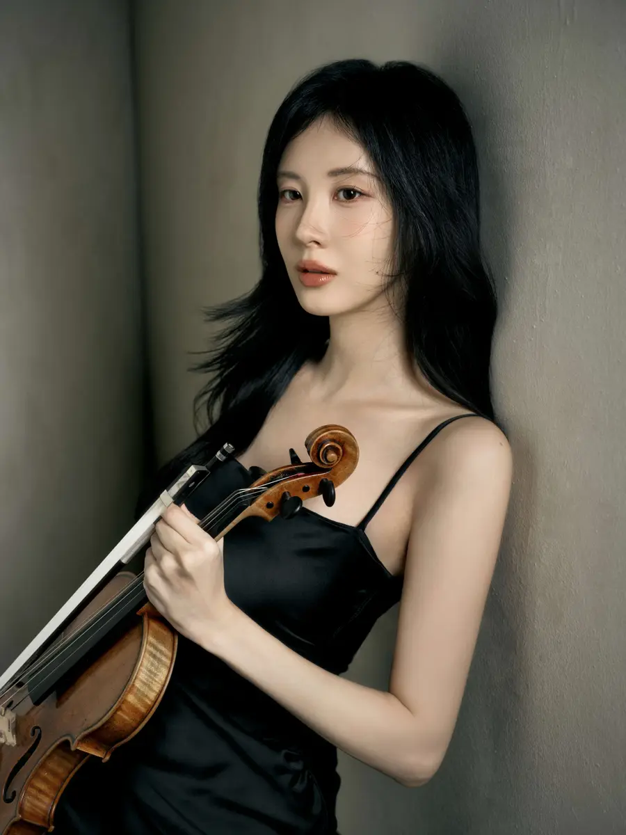 바이올린 연주 도전하는 가수 서현 [꿈이엔티 제공]