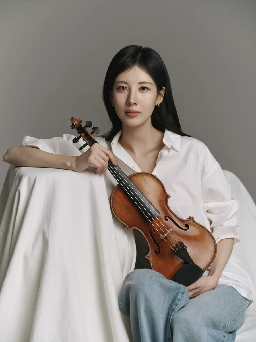 바이올린 연주 도전하는 가수 서현 [꿈이엔티 제공]
