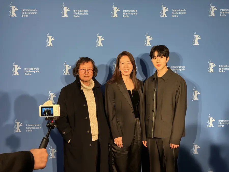 現地観客の歓声を受けるチョン・ジヨン監督と俳優ヨム・ヘラン、シン・ウビン