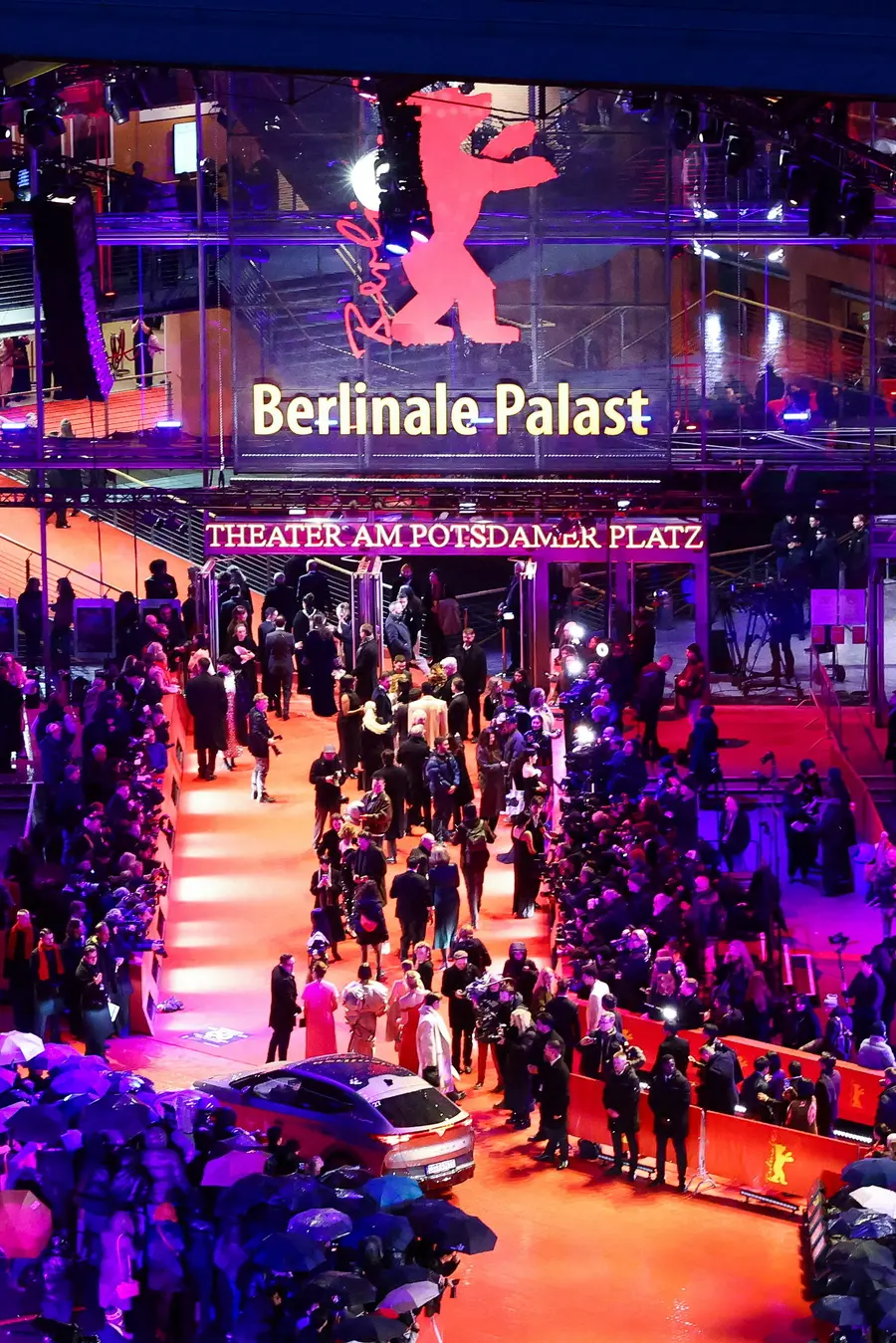 Guests attending the red carpet of the 76th Berlin International Film Festival opening ceremony are waiting to enter. /REUTERS