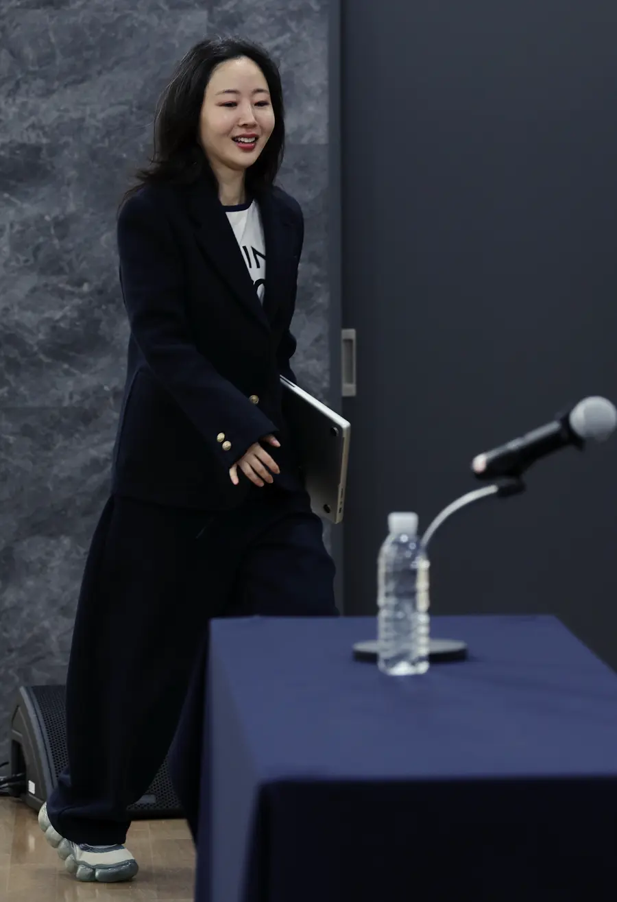 '풋옵션 승소' 기자회견 연 민희진 (서울=연합뉴스) 이재희 기자 = 민희진 어도어 전 대표가 25일 서울 종로구 교원챌린지홀에서 열린 민희진-하이브 간 255억 풋옵션 소송 1심 승소 관련 기자회견에 참석하고 있다.