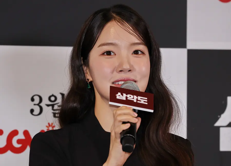 Actress Jo Yoon-seo delivers a speech at the movie 'Samakdo' press conference held on the 5th at CGV Yongsan I-Park Mall