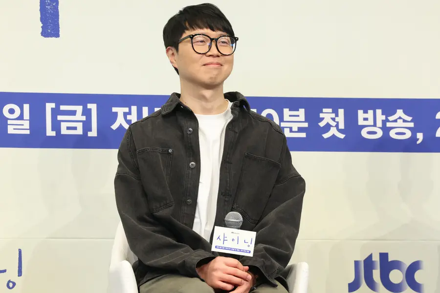 JTBC 드라마 '샤이닝' 제작발표회에서 김윤진 감독이 질문을 듣고 있다