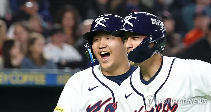 ウィットコム-ムン・ボギョン、'ホームランの主人公たち' 5回裏1死1塁ツーランホームランを打った韓国のウィットコムがムン・ボギョンとハイタッチをした後、ダッグアウトに向かっている