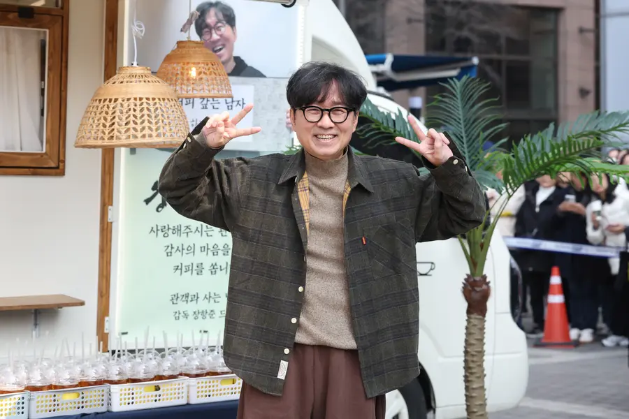 ポーズを取るチャン・ハンジュン監督 (ソウル=聯合ニュース) カン・ミンジ記者 = チャン・ハンジュン監督が12日、ソウル中区韓国プレスセンター広場で行われた映画『王と住む男』の興行感謝コーヒートラックイベントに先立ちポーズを取っている。映画『王と住む男』は興行を続け、11日には観客数が1200万人を超えた。