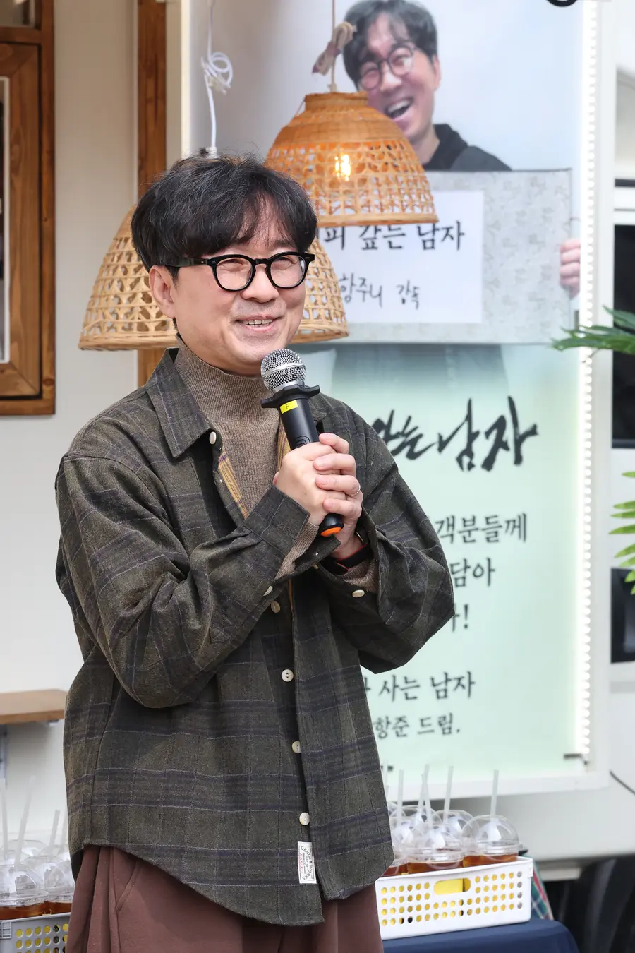 感謝の挨拶をするチャン・ハンジュン監督 (ソウル=聯合ニュース) カン・ミンジ記者 = チャン・ハンジュン監督が12日、ソウル中区韓国プレスセンター広場で行われた映画『王と住む男』の興行感謝コーヒートラックイベントに先立ち挨拶をしている。映画『王と住む男』は興行を続け、11日には観客数が1200万人を超えた。