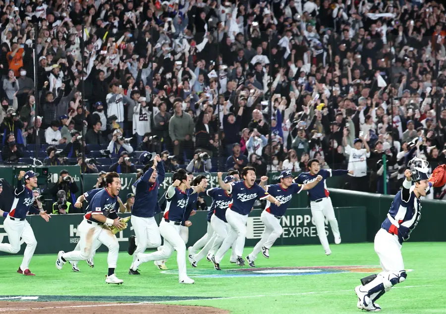 Players celebrating after the final group stage match between Korea and Australia at the 2026 World Baseball Classic (WBC) held at Tokyo Dome, Japan on the 9th.