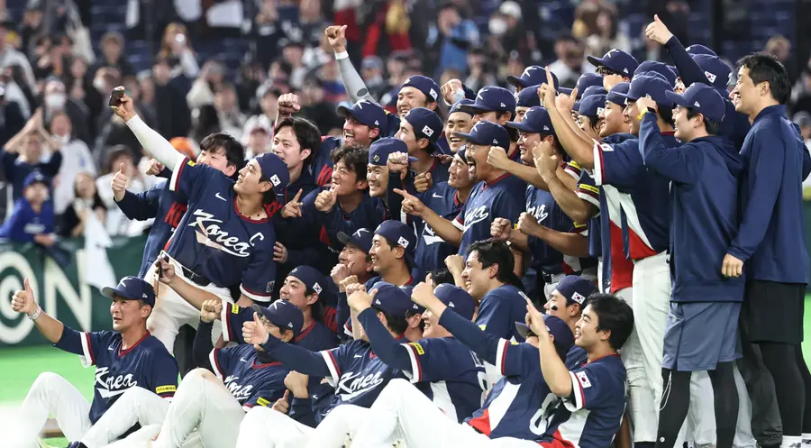 A commemorative photo after the final group stage match between Korea and Australia at the 2026 World Baseball Classic (WBC) held at Tokyo Dome, Japan on the 9th.