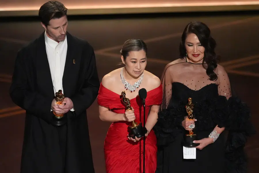 受賞感想を発表するメギ・カン監督 [AP=聯合ニュース]