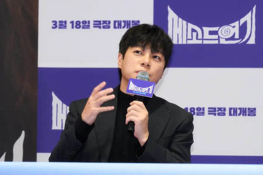 〈メソッド演技〉 記者会見現場のイ・ギヒョク監督。 (写真提供=㈜ランアップカンパニー/㈜バイフォエムスタジオ)