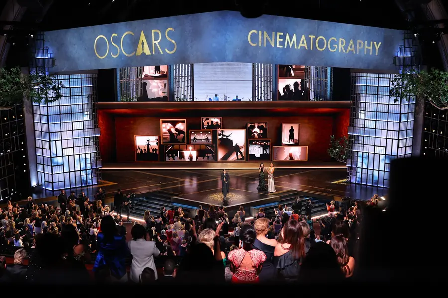 2026年3月15日、アメリカ・カリフォルニア州ロサンゼルス・ハリウッドで開催された第98回アカデミー賞授賞式で、アータム・デュラルド・アーカパウが映画『Sinners』で最優秀撮影賞を受賞すると、女性たちが起立して拍手を送っている。 REUTERS/Mike Blake