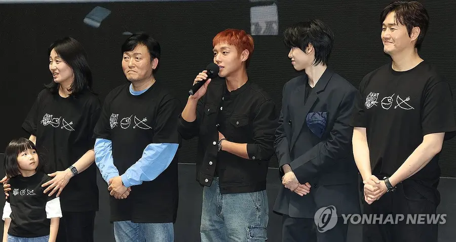 Park Ji-hoon greeting the audience at the movie 'The Man Who Lives with the King' box office gratitude stage held on the 17th at Megabox COEX, Gangnam-gu, Seoul