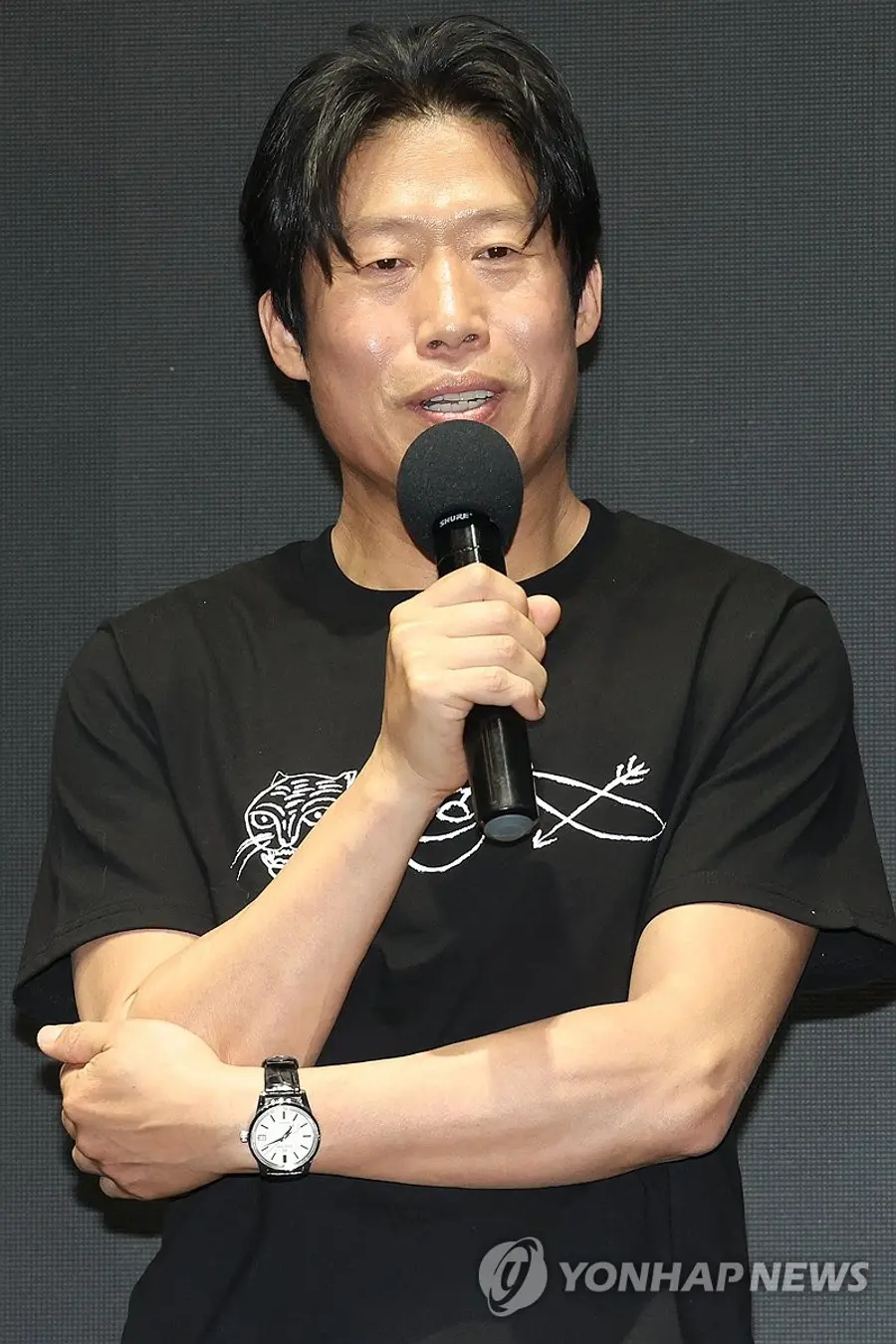 Yoo Hae-jin greeting the audience at the movie 'The Man Who Lives with the King' box office gratitude stage held on the 17th at Megabox COEX, Gangnam-gu, Seoul