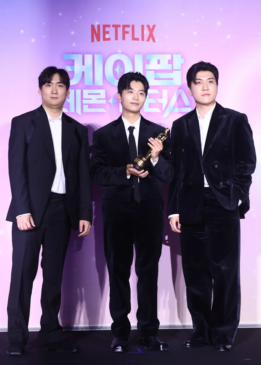〈K-POPデーモン・ハンターズ〉 アカデミー受賞記念 記者会見。（左から）イド ナム・ヒドン、イ・ユハン、クァク・チュングュ