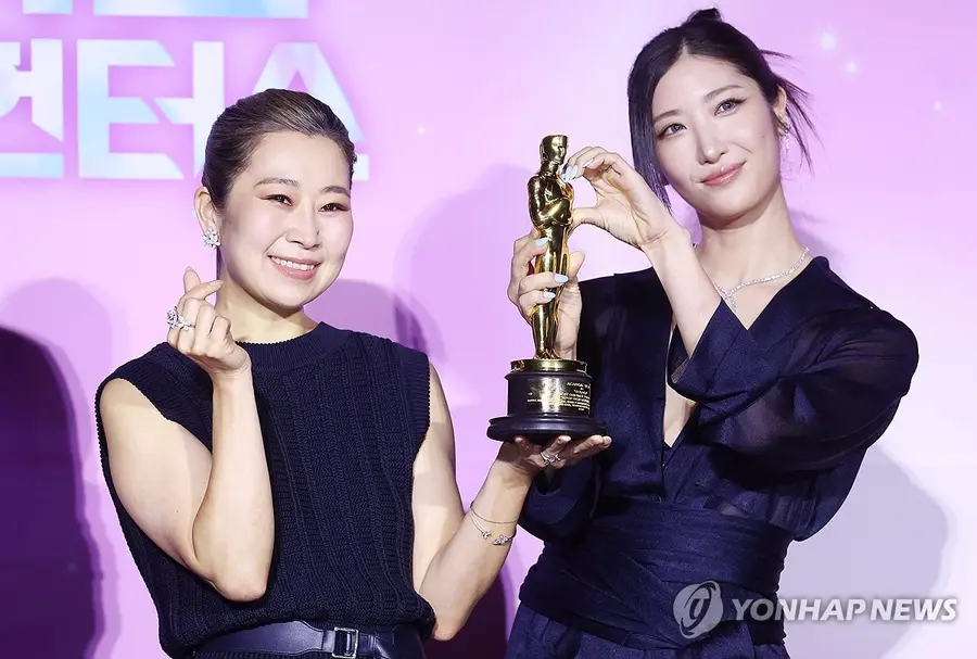 Director Maggie Kang (left) and artist/producer Lee Jae (Seoul=Yonhap) at a press conference celebrating the Academy Award win for Netflix film ‘K-Pop Demon Hunters’