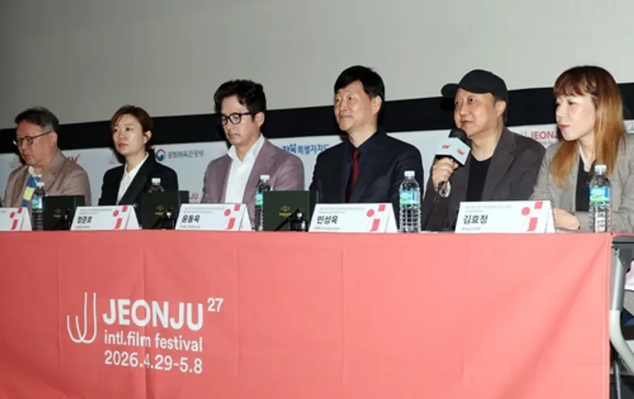 Min Sung-wook (Co-Executive Committee Chair of the Jeonju International Film Festival) (the second person from the right) introduces this year’s screening lineup during a press conference announcing the films to be shown at the Jeonju Digital Independent Film House on the 31st. [Yonhap News]