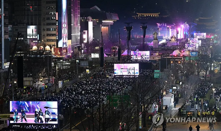ARMYs fill Gwanghwamun Square [Photo joint press corps]