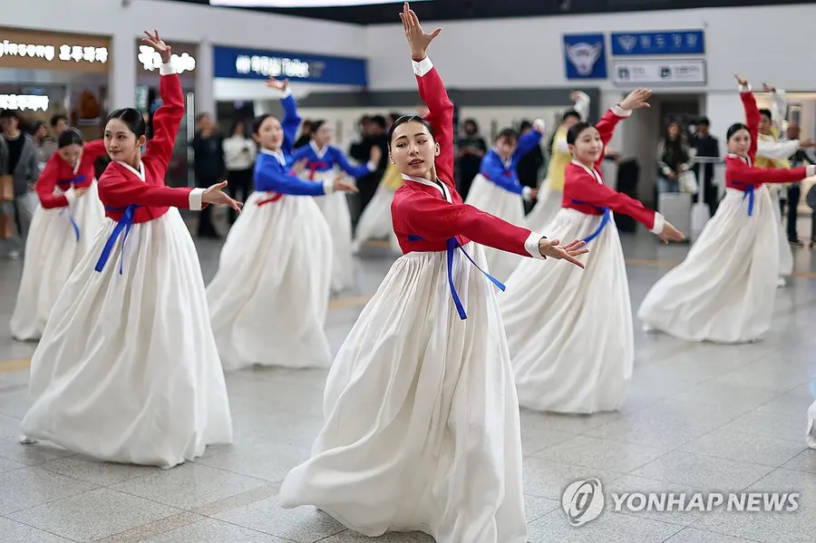 ‘문화가 있는 날’ 확대 기념 공연(서울=연합뉴스) 윤동진 기자 = 1일 서울역에서 ‘문화가 있는 날’ 확대 기념 공연이 진행되고 있다.
