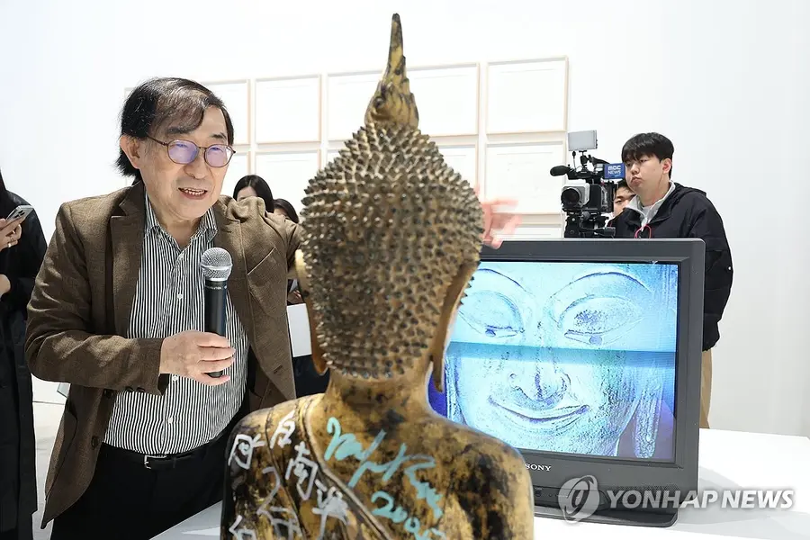 A Gagosian solo exhibition of Nam June Paik held in the APMA display cabinet in Yongsan-gu, Seoul (‘Nam June Paik: Rewind’)