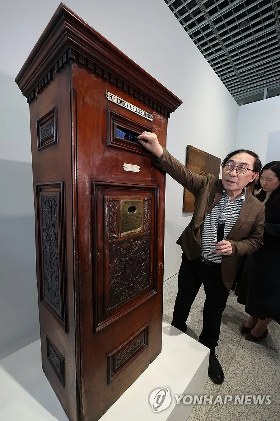 A Gagosian solo exhibition of Nam June Paik held in the APMA display cabinet in Yongsan-gu, Seoul (‘Nam June Paik: Rewind’)