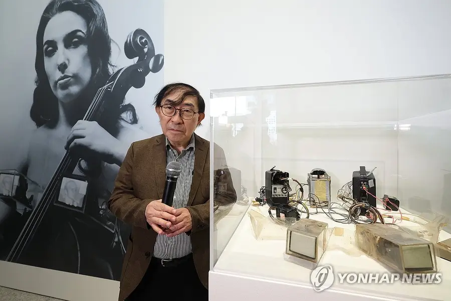 Ken Hakuta introducing works by Nam June Paik (Seoul=Yonhap) A Gagosian solo exhibition of Nam June Paik held in the APMA display cabinet in Yongsan-gu, Seoul (‘Nam June Paik: Rewind’)
